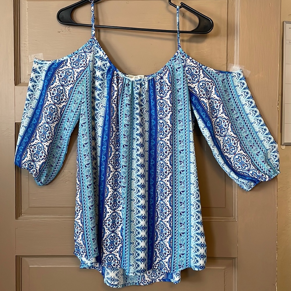 Cut out shoulder top with 3/4 sleeves